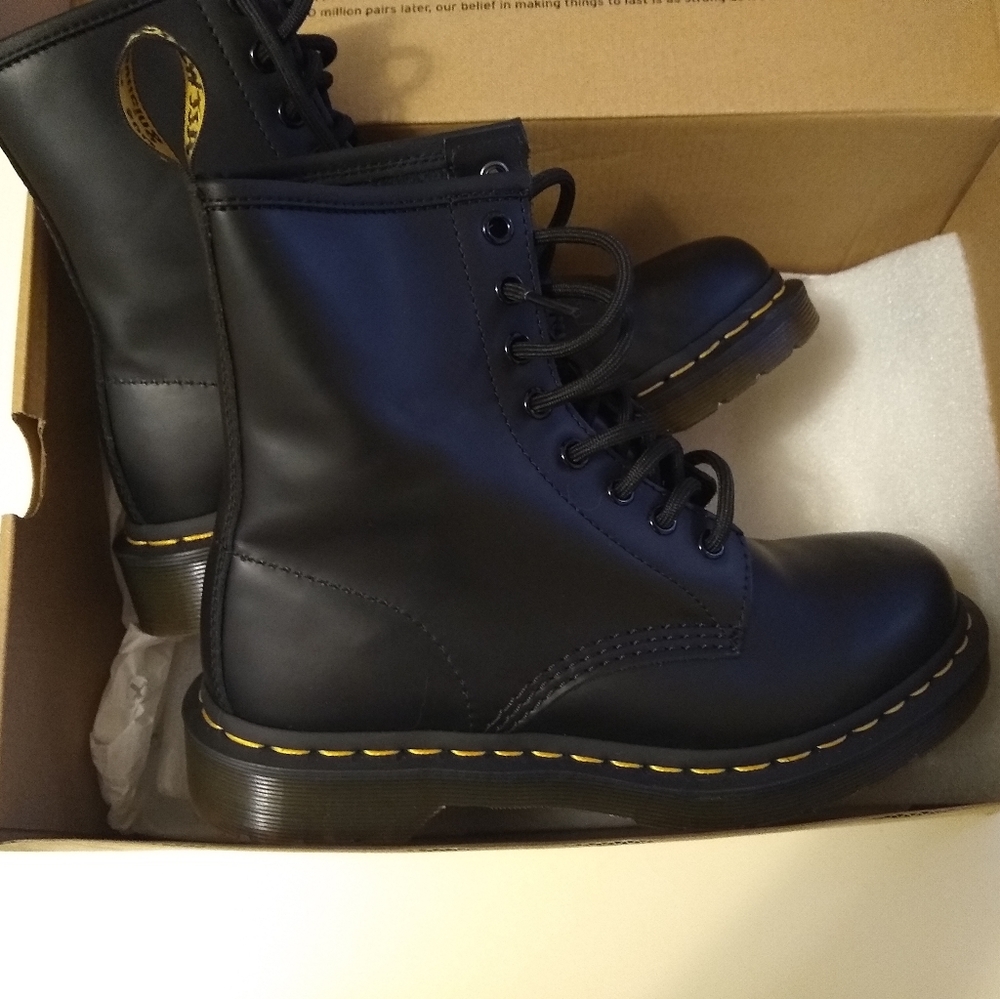 Iconic Dr. Martens 1460 SMOOTH US 7 Color: BLACK